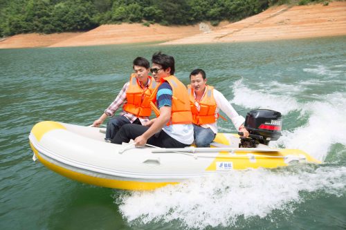 2 Stroke vs 4 Stroke Outboard Motor: Which One Is Better?